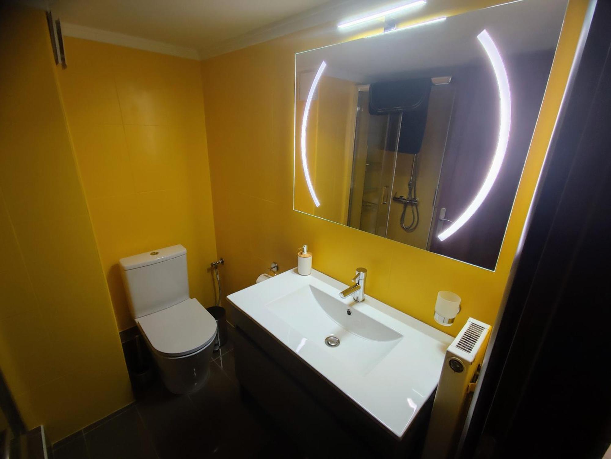 Cozy Apt! Friends & Family - Private Paid Parking Apartament